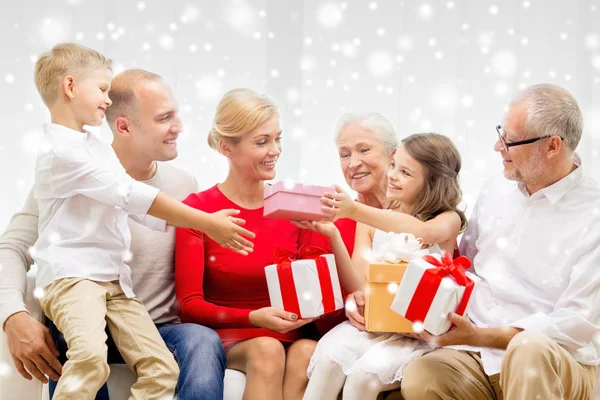 Lächeln Familie mit Geschenken zu Hause — Stockfoto