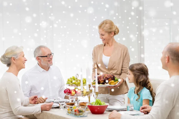 Leende familj att ha semester middag hemma — Stockfoto