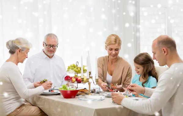 Leende familj att ha semester middag hemma — Stockfoto