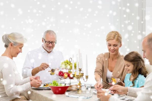 Familia sonriente teniendo una cena de vacaciones en casa —  Fotos de Stock