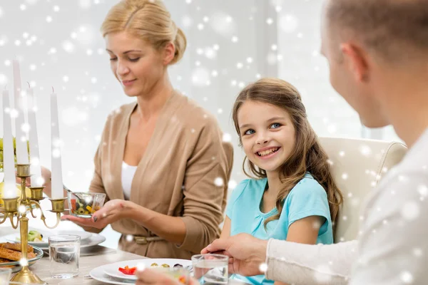 Familia sonriente teniendo una cena de vacaciones en casa —  Fotos de Stock