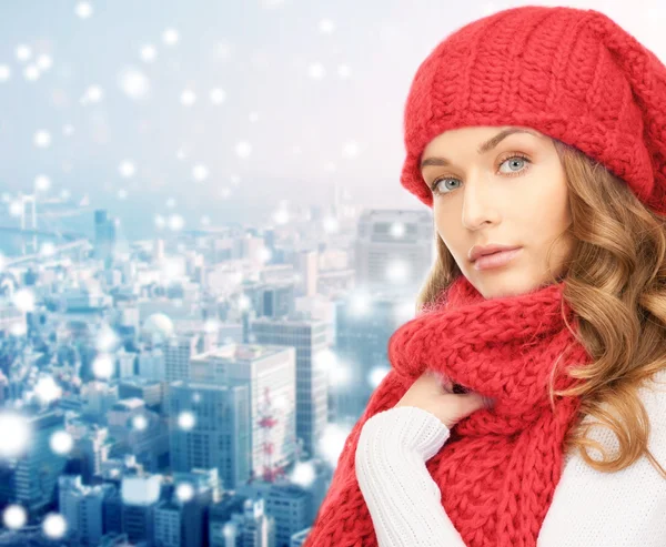 Jonge vrouw in winterkleding — Stockfoto