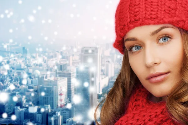 Nahaufnahme einer jungen Frau in Winterkleidung — Stockfoto