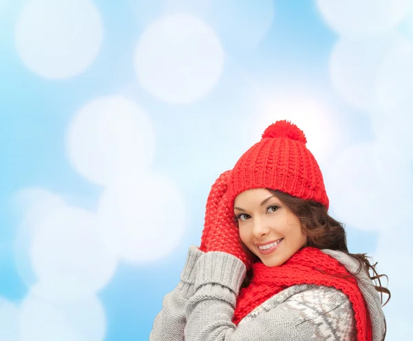 Lachende jonge vrouw in winterkleren — Stockfoto