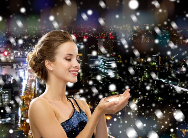 Mulher sorridente em vestido de noite com diamante — Fotografia de Stock