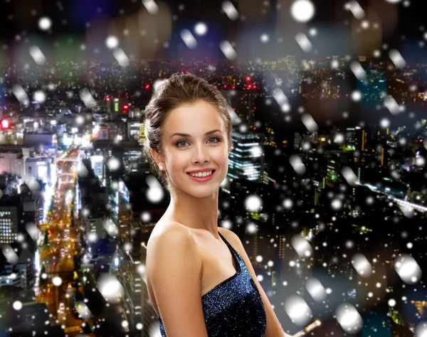 Mujer sonriente en vestido de noche — Foto de Stock