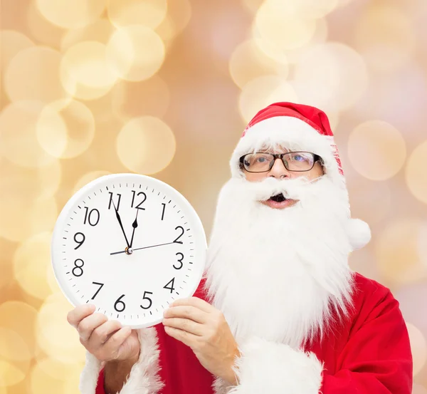 Hombre disfrazado de santa claus con reloj —  Fotos de Stock