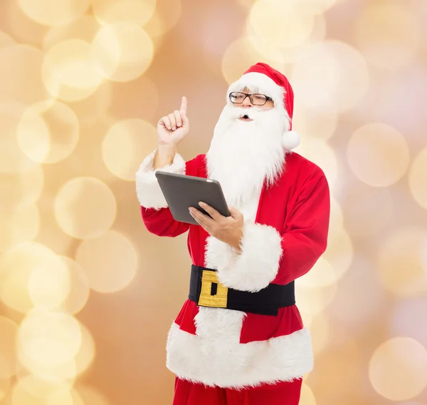 Mann im Weihnachtsmannkostüm mit Tablet-PC — Stockfoto
