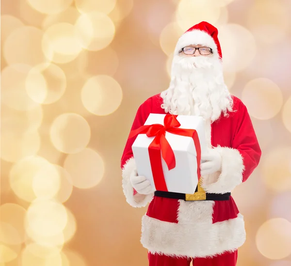 Mężczyzna w stroju Świętego Mikołaja z pudełko — Zdjęcie stockowe