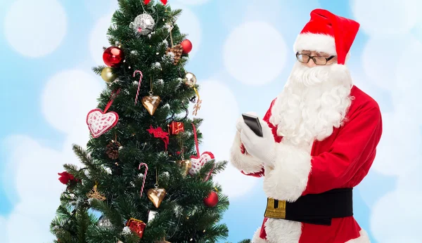 Babbo Natale con smartphone e albero di Natale — Foto Stock