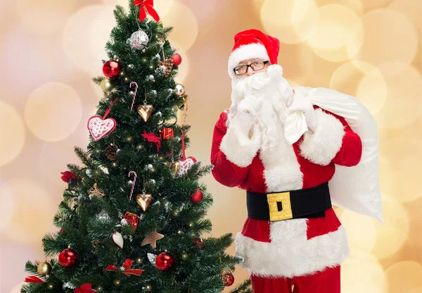 Santa claus avec sac et arbre de Noël — Photo