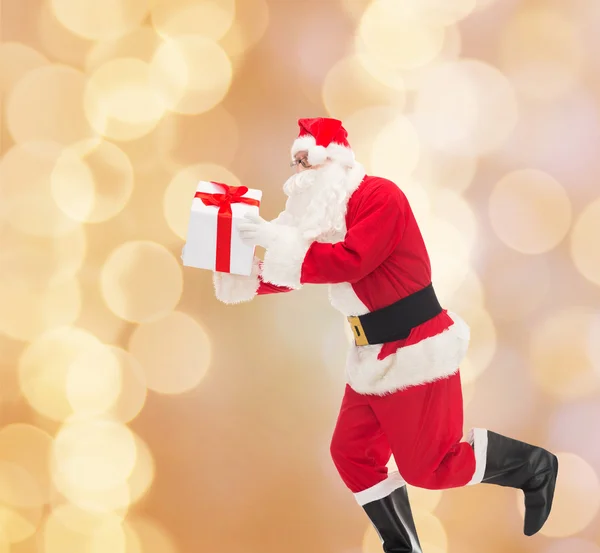 Uomo in costume di Babbo Natale con confezione regalo — Foto Stock