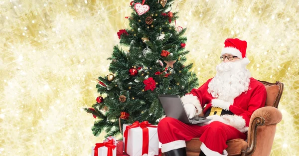 Uomo in costume di Babbo Natale con computer portatile — Foto Stock