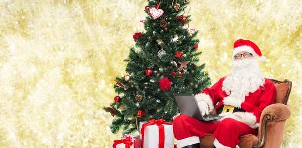 Hombre disfrazado de santa claus con portátil —  Fotos de Stock