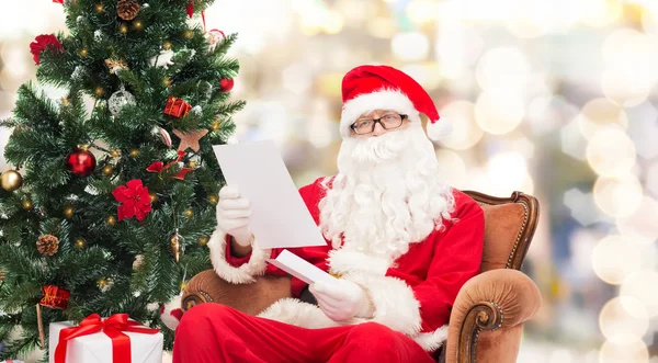 Uomo in costume di Babbo Natale con lettera — Foto Stock