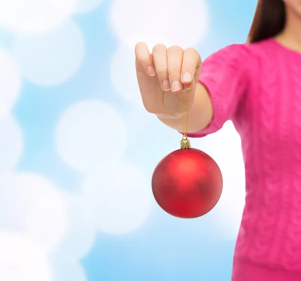 Primer plano de la mujer en suéter con bola de Navidad — Foto de Stock