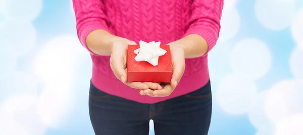 Close up van vrouw in roze trui houden doos van de gift — Stockfoto