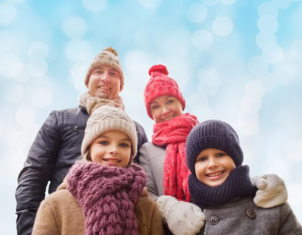 In de winterkleren buitenshuis en gelukkige familie — Stockfoto