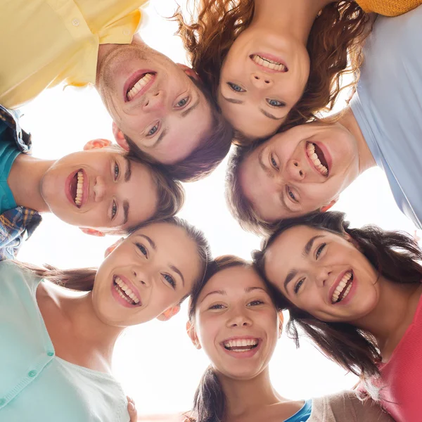 Groep van lachende tieners — Stockfoto