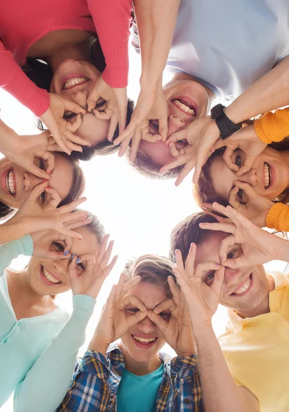 Grupp leende tonåringar — Stockfoto