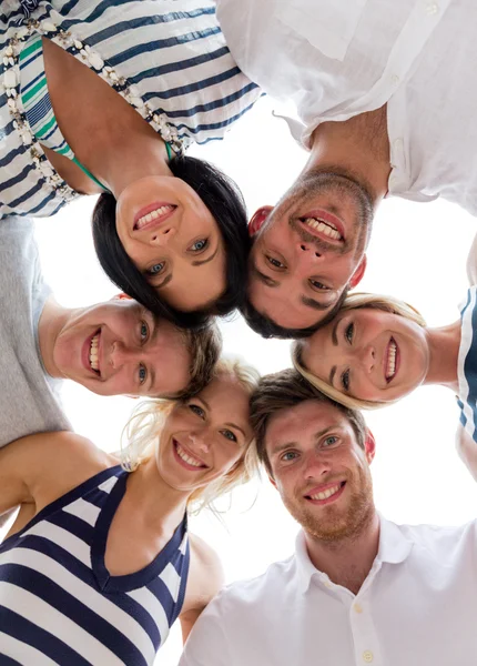 Amigos sonrientes en círculo — Foto de Stock