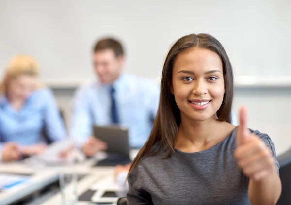 Groep van Glimlachende zakenmensen bijeenkomst in office — Stockfoto