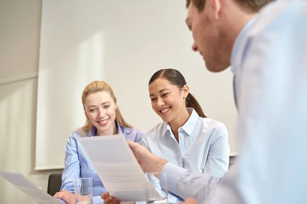 Groep van Glimlachende zakenmensen bijeenkomst in office — Stockfoto