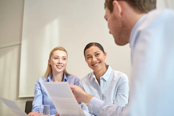 Groep van Glimlachende zakenmensen bijeenkomst in office — Stockfoto