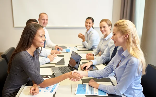 Uomini d'affari sorridenti che stringono la mano in ufficio — Foto Stock