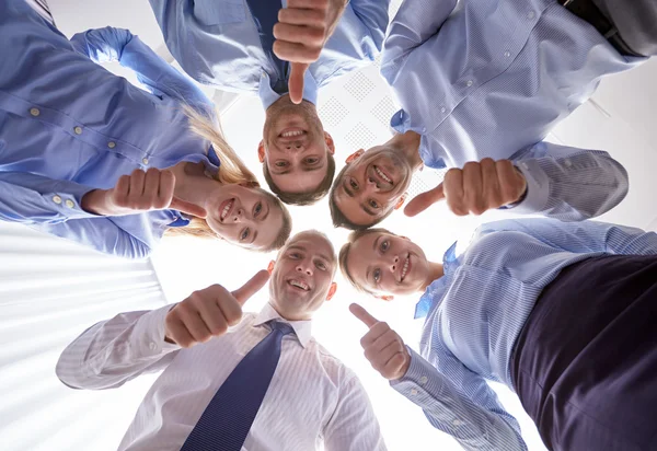 Gruppo sorridente di imprenditori in piedi in cerchio — Foto Stock