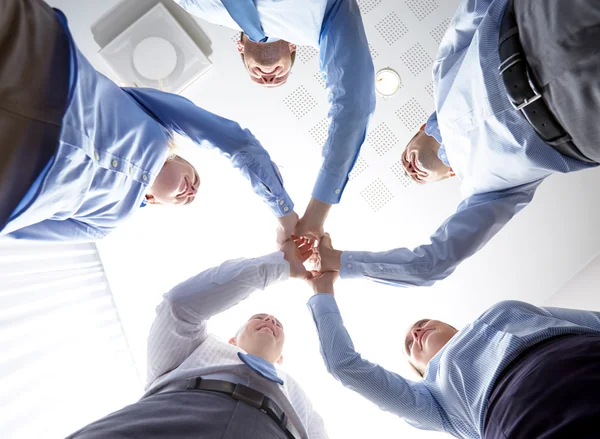 Grupo sorridente de empresários de pé em círculo — Fotografia de Stock