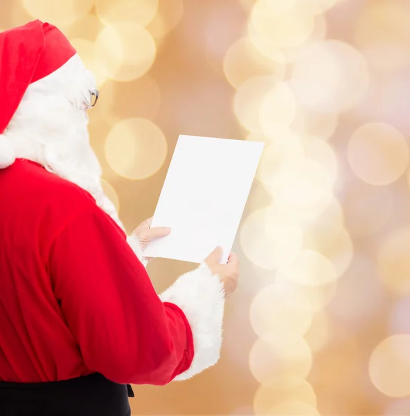 在信的圣诞老人服装的人 — 图库照片
