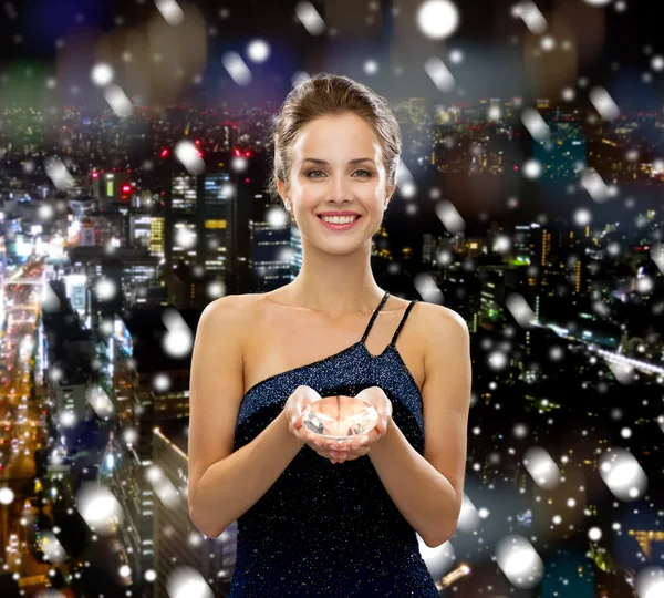 Mujer sonriente en vestido de noche con diamante — Foto de Stock