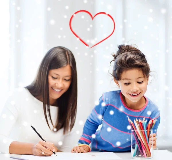 Moeder en dochter met kleuren potloden binnenshuis — Stockfoto