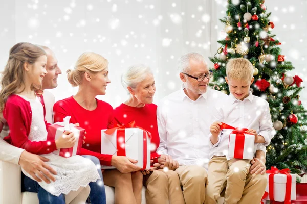 Família sorridente com presentes em casa — Fotografia de Stock