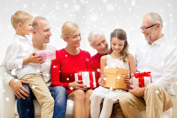 Famiglia sorridente con regali a casa — Foto Stock