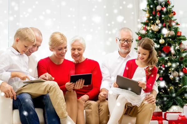 Familia sonriente con Tablet PC en casa — Foto de Stock