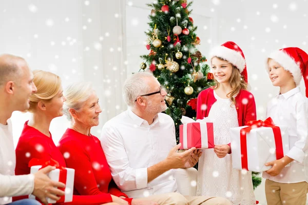 Gülümseyen aile ile evde hediye — Stok fotoğraf