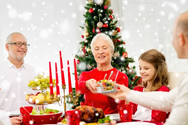 Leende familj att ha semester middag hemma — Stockfoto