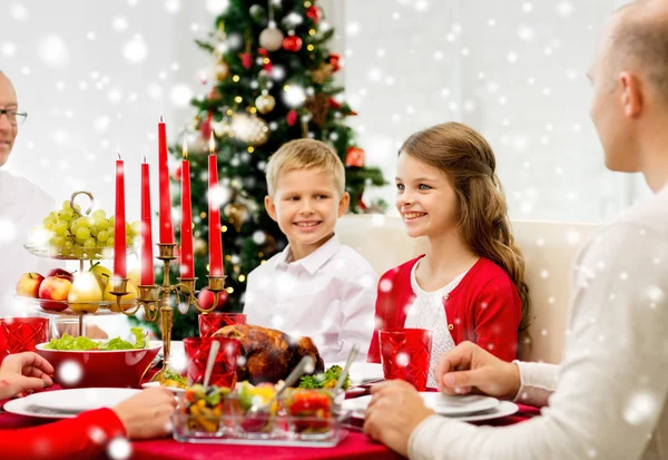 Lachende familie vakantie diner thuis hebben — Stockfoto