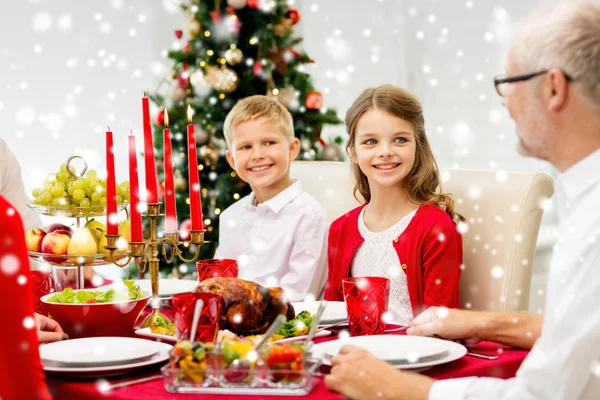 Familia sonriente teniendo una cena de vacaciones en casa — Foto de Stock