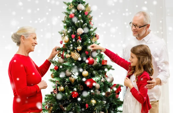 Tersenyum keluarga menghias pohon Natal di rumah — Stok Foto