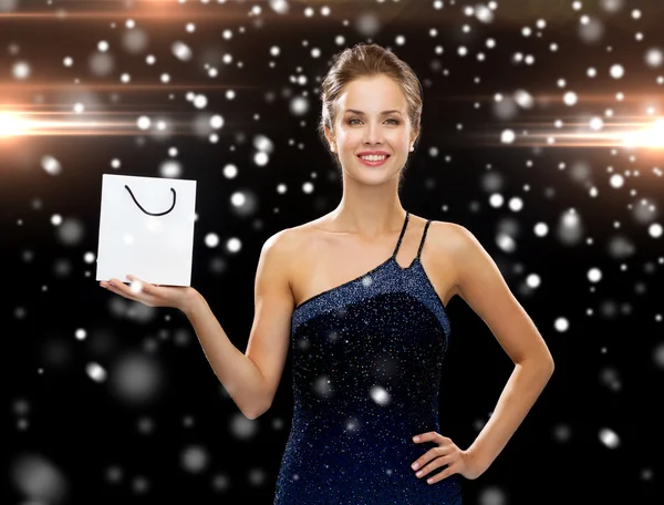 Mujer sonriente con bolsa blanca en blanco —  Fotos de Stock