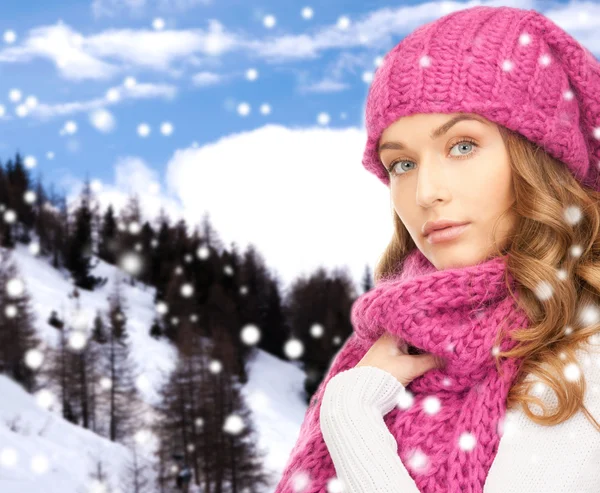 Ung kvinna i vinterkläder — Stockfoto