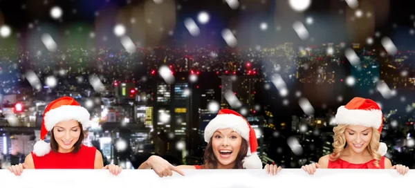 Mujeres en sombrero ayudante de santa con pizarra blanca en blanco — Foto de Stock