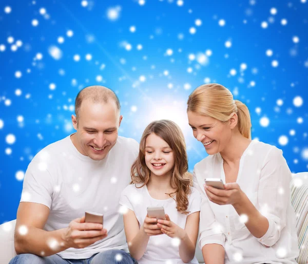 Happy family with smartphones — Stock Photo, Image