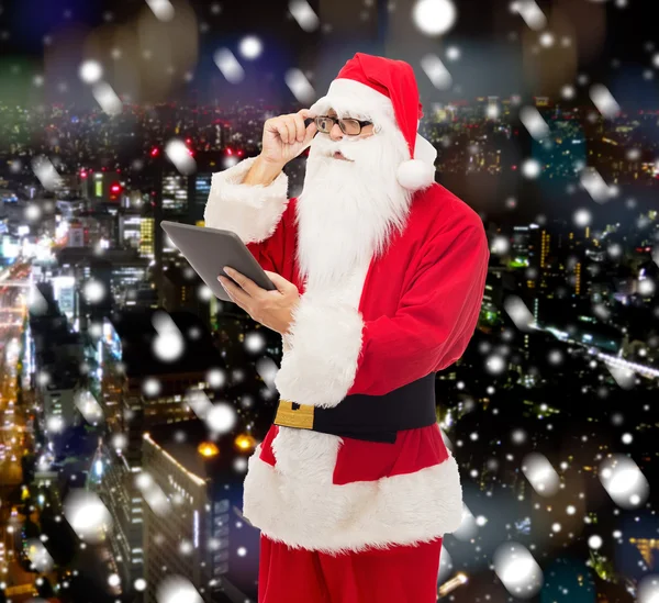 Man in kostuum van de kerstman met tablet pc — Stockfoto