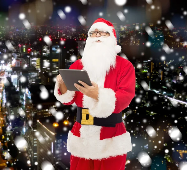 Homme en costume de Père Noël claus avec tablette pc — Photo