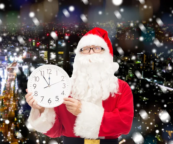 Mann im Kostüm von Weihnachtsmann mit Uhr — Stockfoto