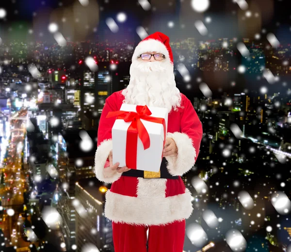 Homme en costume de Père Noël claus avec boîte cadeau — Photo